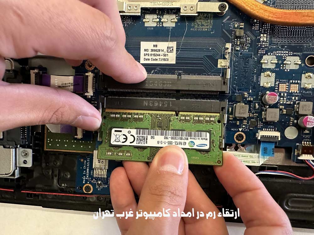 مرد رم لپ تاپ اچ پی را در دست دارد و در حال ارتقاء آن می باشد