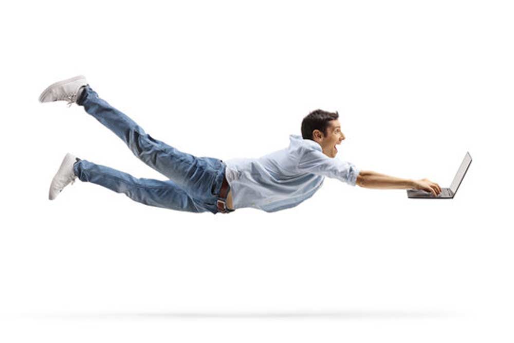 راه های افزایش سرعت لپ‌تاپ‌های لنوو، ایسوس و HP - تصویر مرد که با بالا رفتن سرعت لپ تاپ در حال پرواز است