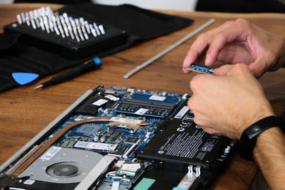 مرد رم را در دست دارد و برای افزایش سرعت لپتاپ می خواهد آن را ارتقاء دهد 